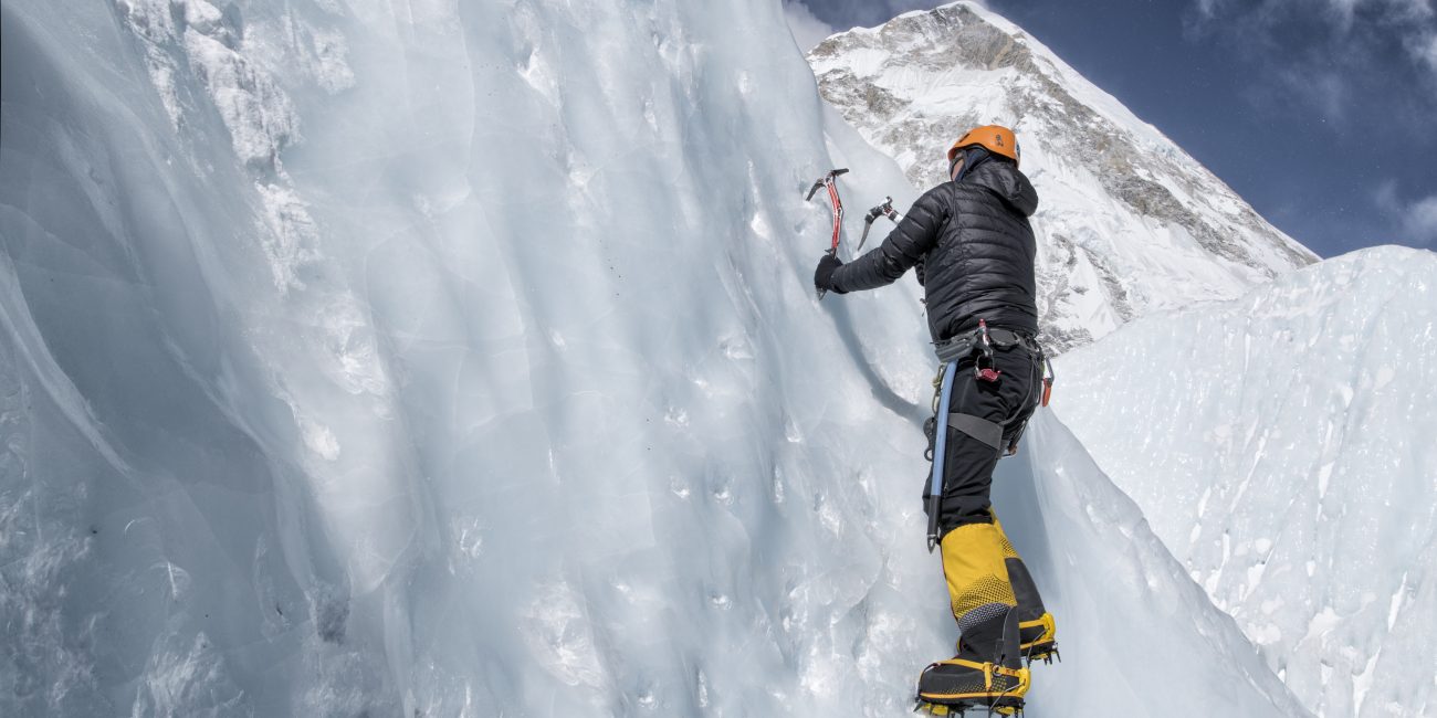 nepal solo khumbu everest mountaineers climbing 2022 03 08 01 04 38 utc 1